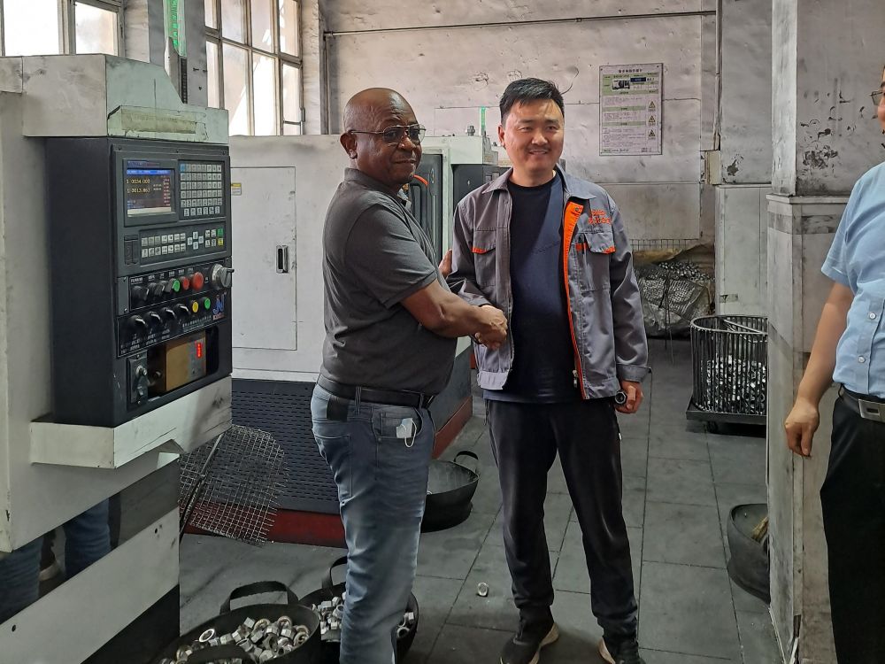 Намибийски чуждестранни бизнесмени посещават фабрики (3)
