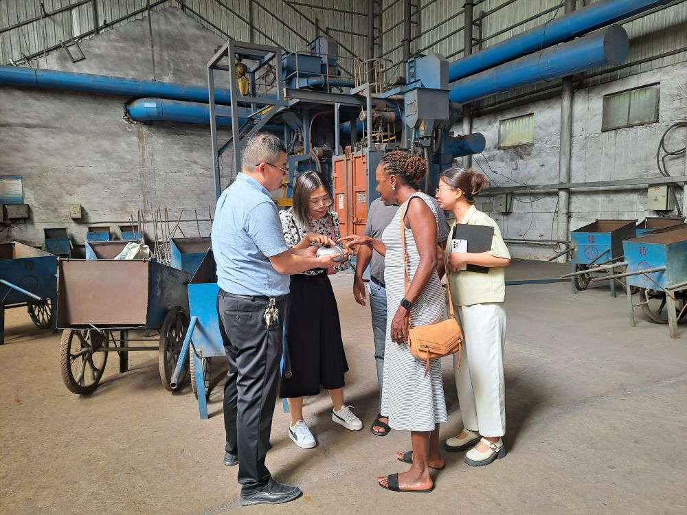 Намибийски чуждестранни бизнесмени посещават фабрики (5)